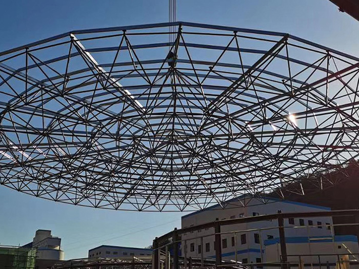 塔城螺栓球网架工程施工现场